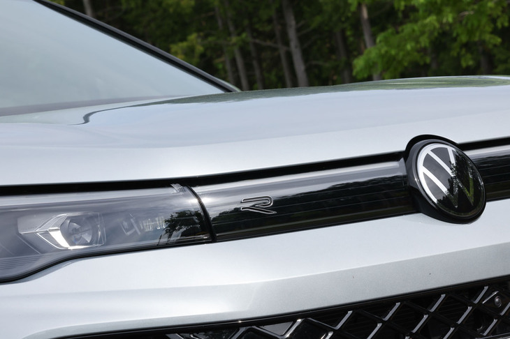 マトリクスヘッドライト「IQ.ライト」を進化させた「IQ.ライトHD」を「エレガンス」以上のグレードに標準で採用。片側に1万9200個のLEDを組み込み、従来型よりも細かい制御が行えるようになっている。