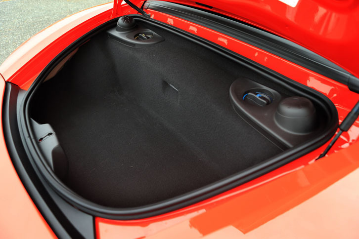 リアのラゲッジルーム容量は125リッター。エンジン本体を見ることはできない。