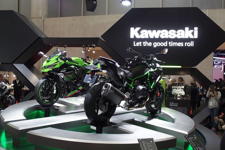 「ニンジャZX-25R」（写真左）と「Z H2」（同右）。