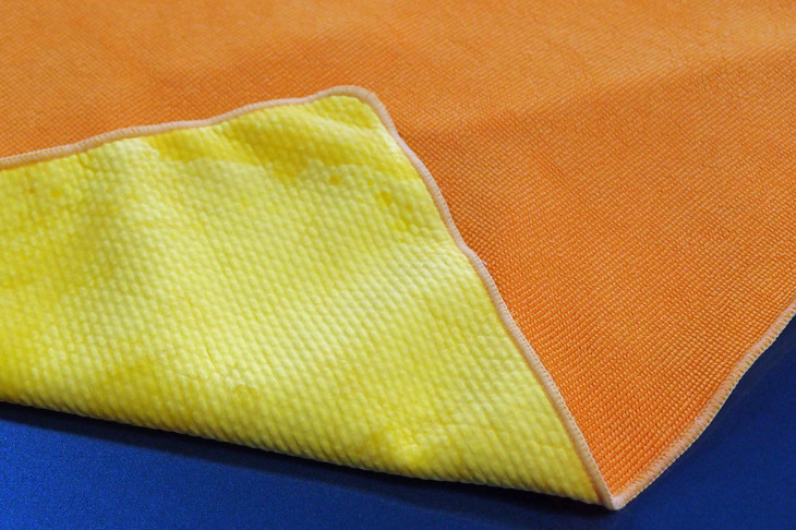 表裏で素材が異なる「デュアルセームクロス」。オレンジの面がマイクロファイバーで、黄色い面が超吸水セーム。