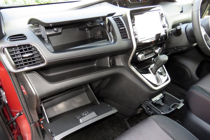 収納スペースをすべて開けた様子。