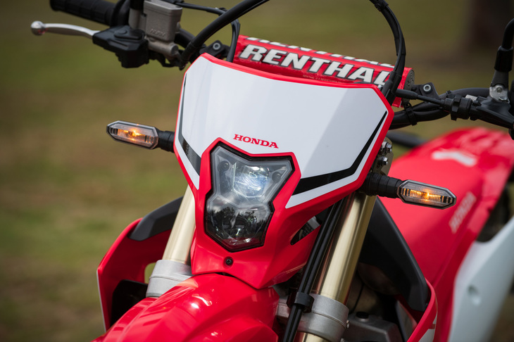 公道を走るために追加された、新開発のヘッドランプ。「CRF450L」では軽量化と小型化、消費電力の低減のため、すべての灯火類がLED式となっている。