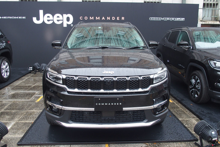 「ジープ・コマンダー」のフロントフェイス。ジープのフラッグシップモデル「グランドチェロキー」の血統を受け継いだデザインが特徴となる。