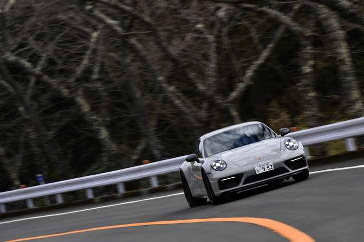 池沢早人師先生のドライブで、箱根のワインディングロードを駆け抜ける「ポルシェ911カレラ4 GTS」。今回の試乗車は「クレヨン」と呼ばれる45万2000円のオプションカラーをまとっていた。