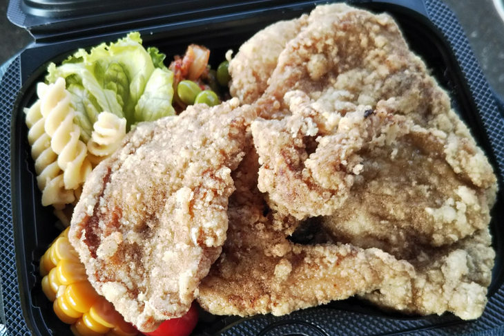 走行会にていただいた、ケータリングのから揚げ弁当。台湾風、韓国風、ハワイ風と3種類の味つけがあり、記者は台湾風をチョイス。非常に美味＆ボリューミーでありました。