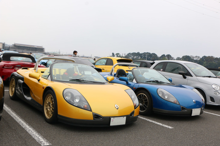 「ルノースポール」の名が掲げられた初の市販車である「ルノースポール・スピダー」。フロントスクリーン付きの「パラブリーズ」なので、どちらも正規輸入車と思われる。このモデルから、近年の「R.S.」シリーズの伝説が始まったと思うと感慨深い。