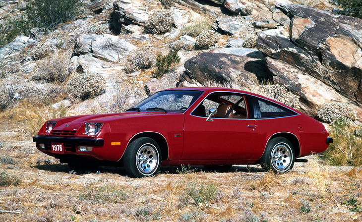 「シボレー・モンザ」。サイドビューが「フェラーリ365GTC/4」を思わせるテールゲート付きのボディーは、日本の5ナンバー規格に収まるサイズ。GMのロータリー計画が実現していたら、同様の経緯でロータリー搭載を断念した「日産シルビア」と市場を争っていたことだろう。