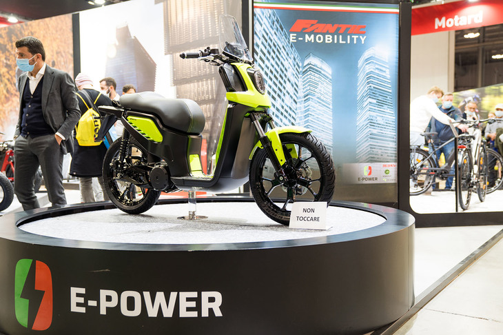 ファンティックは「FANTIC SCOOTER（ファンティック スクーター）」と銘打った電動スクーターのコンセプトも発表した。“100％イタリアン”というキャッチフレーズを掲げたこのプロジェクトは、キャブレターや電子制御系パーツを開発・販売するデロルトと、電動バイクによるロードレース世界選手権「MotoE」に2022年まで車両提供を行う電動バイクメーカー、エネルジカ、そして電動パワートレインの開発を行うレイノバとのトリプルコラボレーションによるもので、それぞれが開発したモーターとインバーターを持ち寄り、ファンティックが設計するマシンをモト・ミナレッリがアッセンブリーするという。新しいモビリティーの世界を見据えた、イタリアのチャレンジ精神が表れている。