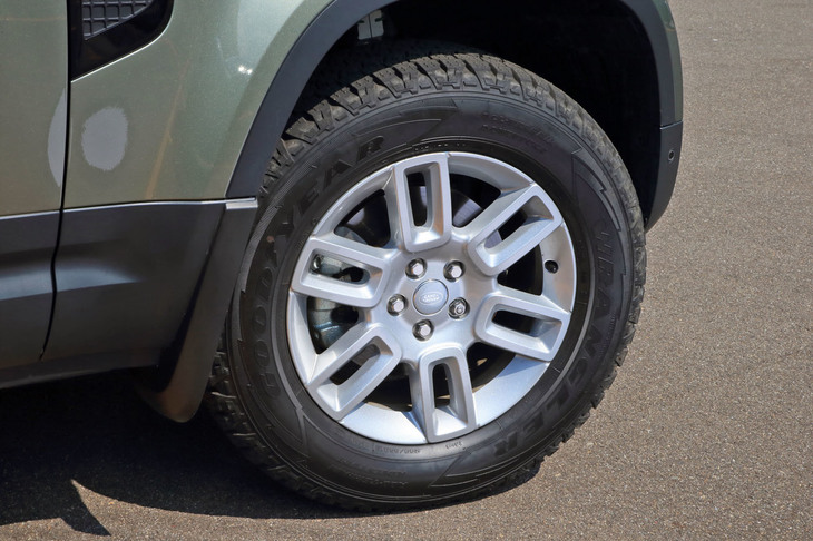 テスト車に装着されていたタイヤは、オフロードや積雪路の走行も想定した「グッドイヤー・ラングラー オールテレインアドベンチャー」。舗装路では乗り心地、静粛性ともに不利なはずだが、新型「ディフェンダー」の車内は快適そのものだった。