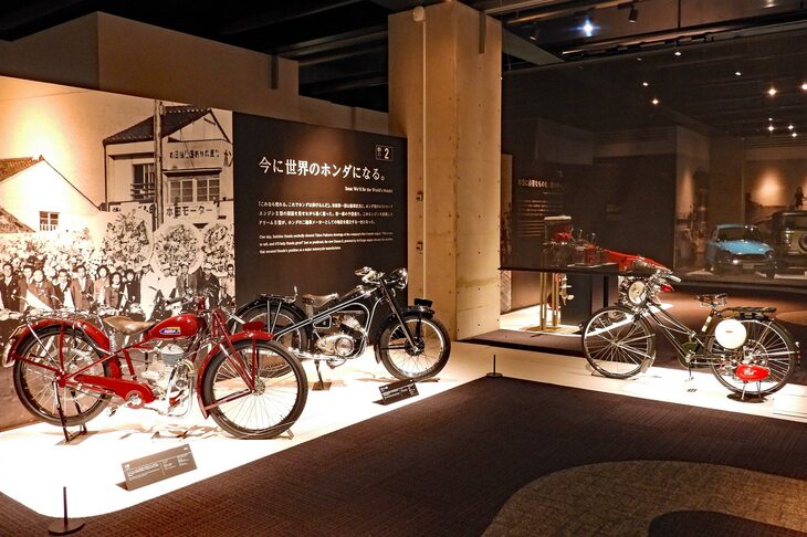 写真左から、初の完全自社設計モデルとなった「C型」（1949年）に、箱根の山越えを果たした「ドリームE型」（1951年）、自転車用補助エンジン「カブ号F型」（1952年）。