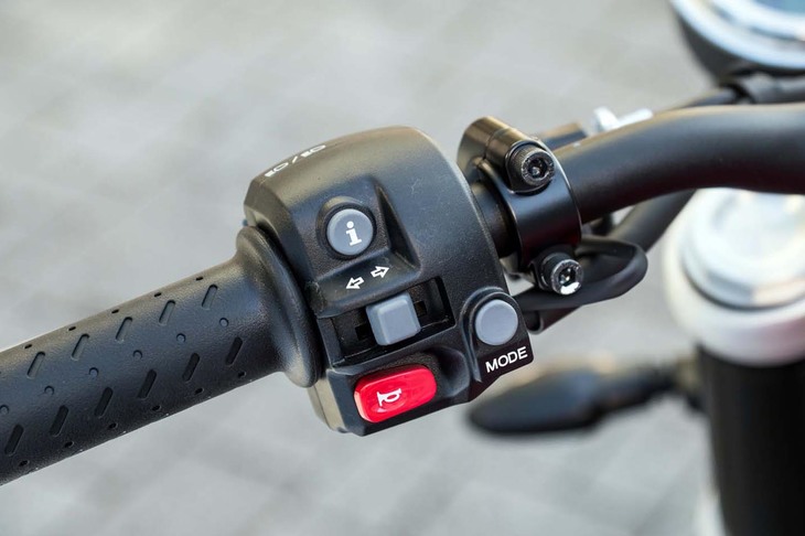 走行モードは「レイン」「ロード」「スポーツ」の3タイプ。スイッチはハンドルバー左側にレイアウトされている。