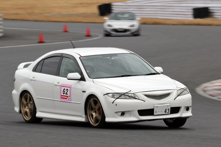 「マツダ・アテンザスポーツ」。これもサーキットでは珍しい、初代アテンザの5ドアハッチバック。