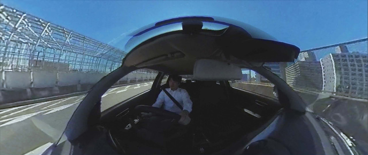 リアカメラが撮る映像はまるで車外から撮ったかのようなアングル。車両直後は見えづらいが、車両側方の状況はよくわかる。