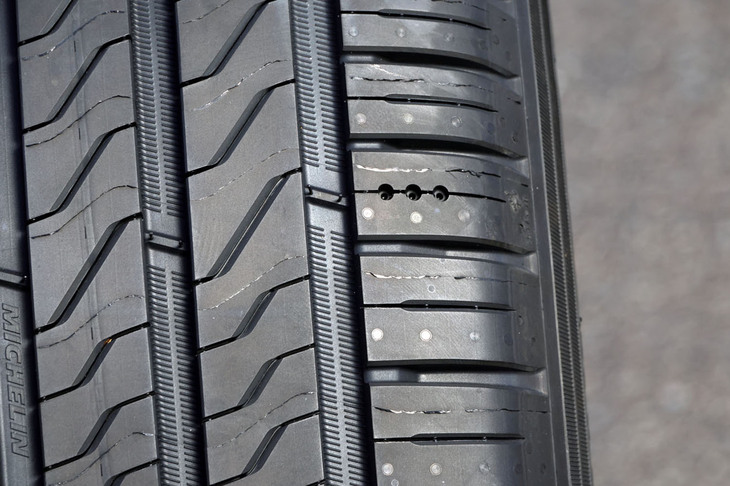 ショルダー部の縦溝（写真中央）を拡幅し、さまざまな太さの横溝を組み合わせるなどした「プライマシー5」。それが排水性能の向上につながっている。