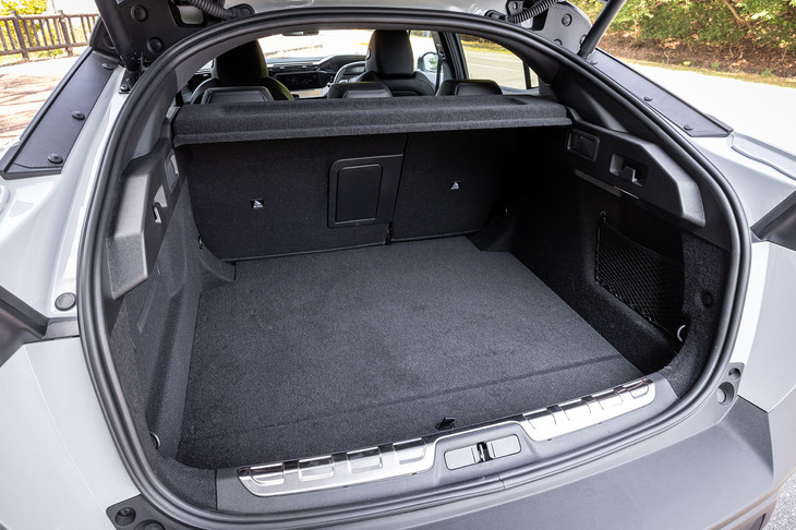 「408 GTハイブリッド」の荷室容量は5人乗車の通常使用時で536リッター（欧州仕様車値）と、「408 GTプラグインハイブリッド」よりも65リッター大きい。リアシートの背もたれには60：40の分割可倒機構と、スキートンネルが組み込まれている。