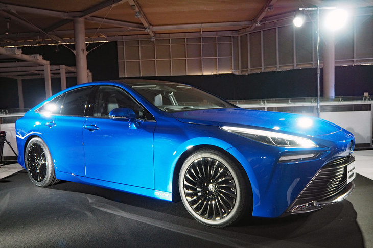 新型燃料電池車を示唆するトヨタの「ミライ コンセプト」。