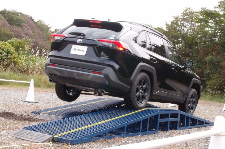 「アドベンチャー“オフロードパッケージ”」の最低地上高は、ベースモデルの「アドベンチャー」に比べ10mmアップ（200mm→210mm）。ルーフレールも備わるため、全高は45mm高くなる。