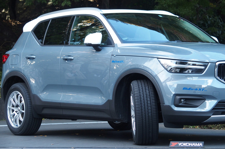 「ボルボXC40」に装着された「ヨコハマ・ブルーアースXT AE61」タイヤ。