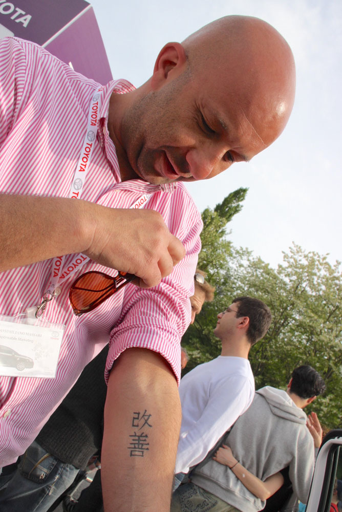 本連載第564回の冒頭で紹介した筆者の知人、マッシミリアーノ氏。トヨタのセールス時代、その思想に心酔し「改善」の文字を彫り込んだが、グループ会社内の異動に伴い、現在はチェコのシュコダを担当。