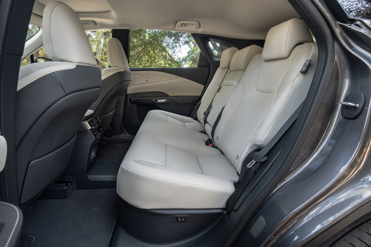 後席（写真）と前席のカップルディスタンスは、フロントシートバックを薄型化するなどして先代から12mm延長された。