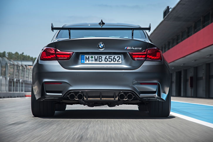 チタン製マフラーがノーマル「M4」とはまるで異なる、迫力のエキゾーストノートを奏でる。