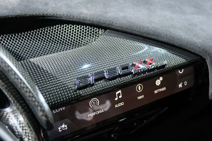 フェラーリSF90 XXストラダーレ（「SF90 XX」バッジ）