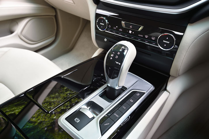 トランスミッションはZFの8段AT。オートとマニュアルを含め、計5種類の走行モードが用意される。