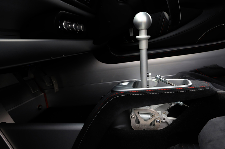 「スポーツ410」のトランスミッションは6段MTのみで、「350」シリーズや「エヴォーラ」などに見られるようなATの設定はなし。写真の通り、内部機構が“むき出し”となっている。