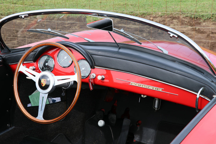 「356スピードスター」は、流麗なボディーラインと低いウインドスクリーンが特徴。ジェームズ・ディーンやスティーブ・マックイーンといったハリウッドスターにも愛された、1950年代のポルシェを代表するモデルだ。