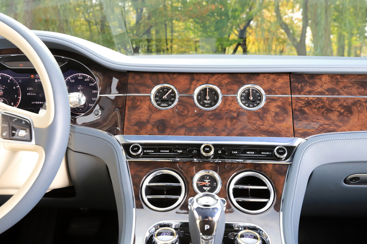 「Bentleyローディングディスプレイ」のアナログメーター表示パネル。左から、温度計／コンパス／クロノメーターという配置。