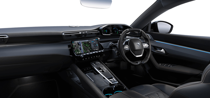 インテリアでは、トグルタイプのシフトノブや10インチの大型タッチスクリーンが目を引く。