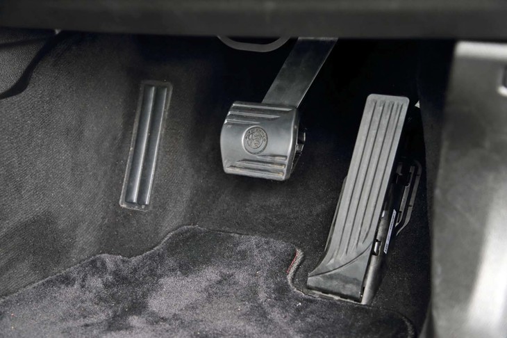 シリーズの中で唯一アルミペダルが備わらない「2.0ターボ スプリント」。ご覧の通りの樹脂ペダルだ。