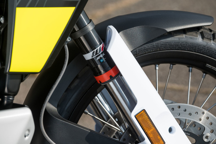 サスペンションは前後ともにWP製。フロントには220mmのストロークを持つφ43mmの倒立フォークを装着している。