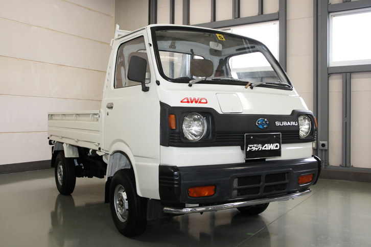 1980年「スバル・サンバートラック4WD」。3代目サンバーに加えられた、軽トラック初の4WD。機動性の高さでユーザーに好評を博し、他社が追随した。