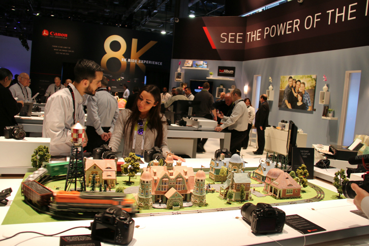 2015年1月6-9日にラスベガスで開催された、世界最大のエレクトロニクス製品見本市「CES 2016」。これはキヤノンのブース。