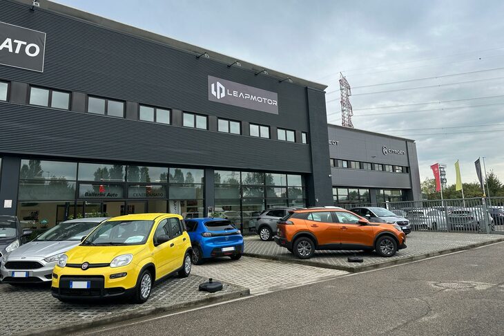 フィレンツォ郊外のカンピ・ビセンツィオにあるプジョー／シトロエン販売店も、リープモーターの取り扱いを始めた。2024年10月撮影。