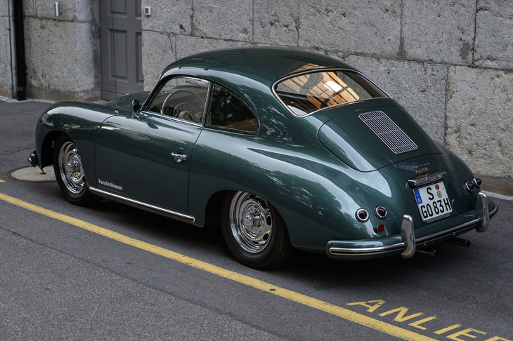 「356A 1600クーペ」は、通称“プリA”と呼ばれる初代「356」の後継モデルとして1955年に登場。1959年まで生産された。今回試乗できたのは、ポルシェミュージアムが所蔵する外装色「ラーゴグリーン」の1956年モデル。