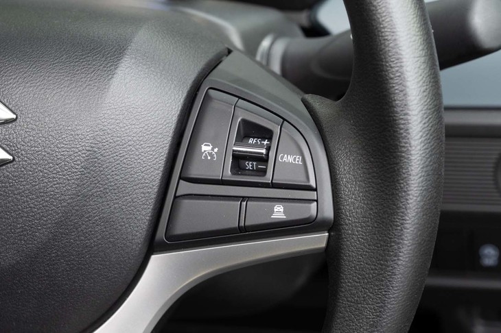 高速道路で役立つアダプティブクルーズコントロールも標準装備。もちろんスズキの軽商用車で初採用だ。