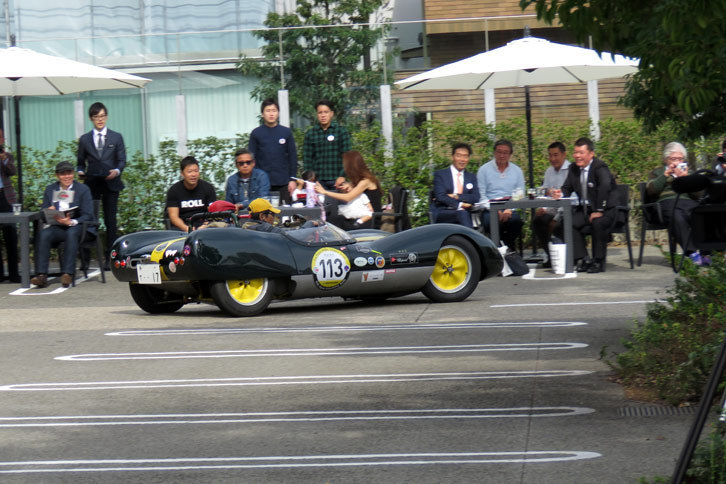 代官山T-SITEの駐車場を利用したPC競技のコースを走る「ロータス17」。イタリアのスタンゲリーニなどを見ていても思ったのだが、往年の小型レーシングスポーツカーは、どれもその背の低さに驚かされる。