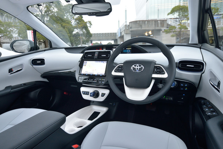 「A“ツーリングセレクション”」のインストゥルメントパネルまわり。