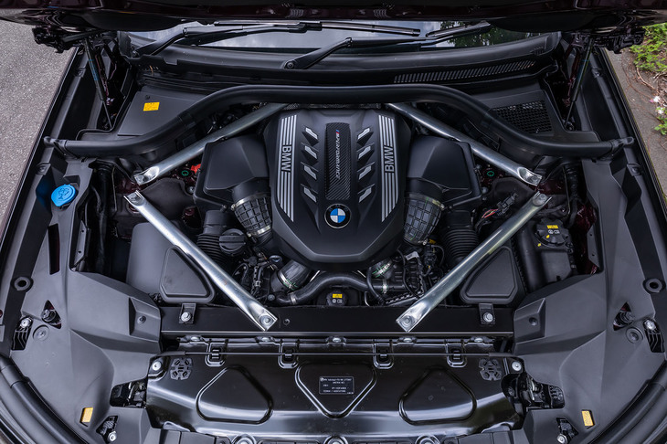 「X7 M50i」には4.4リッターV8ガソリンツインターボエンジンが搭載される。最高出力530PS、最大トルク750N・mという実力。