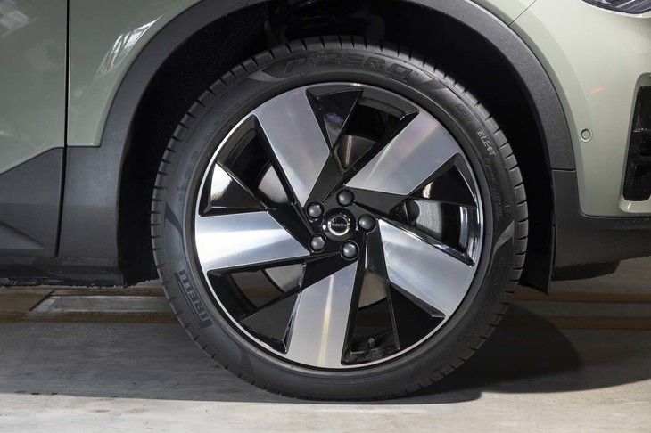 タイヤ＆ホイールは「ツインモーター」が20インチで「シングルモーター」が19インチ。四輪駆動と前輪駆動を問わず、フロント（235）よりもリア（255）に太いタイヤを履いている。