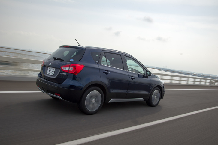 燃費はJC08モード計測で、FF車が16.2km/リッター、4WD車が15.2km/リッターとなっている。