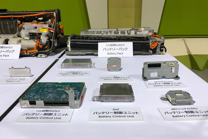 初代「プリウス」前期型のバッテリー制御ユニットの体積は2388cc。4代目では652ccまで小型化された。