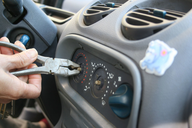 【写真B】知人であるアンナマリアの初代「ルノー・トゥインゴ」は、空調ダイヤルが取れてしまったため、ペンチで回していた。