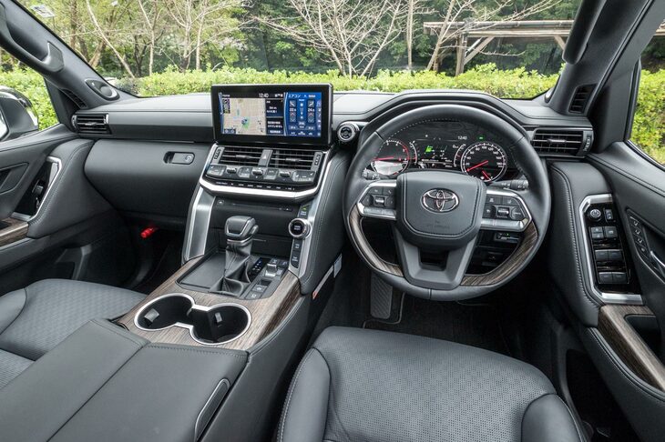 ミスを誘発するのを防ぎ、確実な操作入力を促すため、駆動系のコントローラーには押しボタン式のスイッチやダイヤル、レバーなど“古式ゆかしき”機構を多用。盗難を防止するため、イグニッションスイッチには指紋認証システムが取り入れられた。（写真：向後一宏）