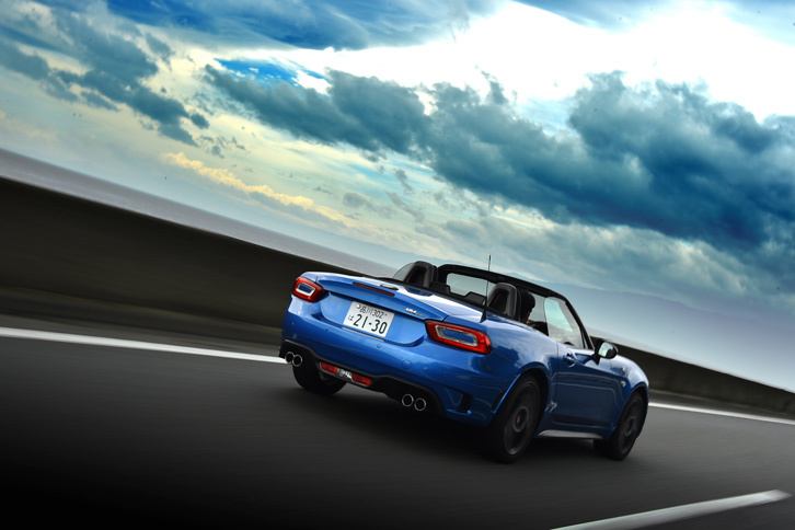 ボディーカラーにはホワイト、レッド、ブルー、パールホワイトの4色が用意されている。