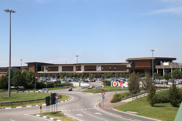 旧技術開発センター左横にできたイタリア最大級のショッピングモールのイル・チェントロ。