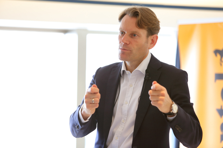 成長のカギとして、これまで攻略できていなかったアジア、北米市場への本格進出を挙げるゼッツァー氏。本文で紹介している内容に加え、アメリカのレース用タイヤメーカー、フージャーを傘下に収めるなど、モータースポーツ活動についても力を注いでいるという。