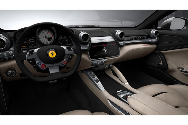 インテリアはセンターパネルやセンターコンソールなどが変更されている。